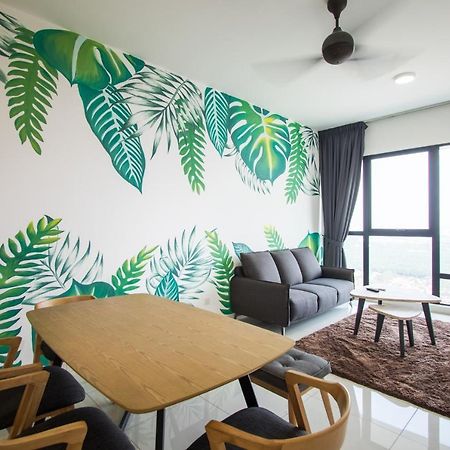 Holi Southkey Art Suite Johor Bahru Esterno foto